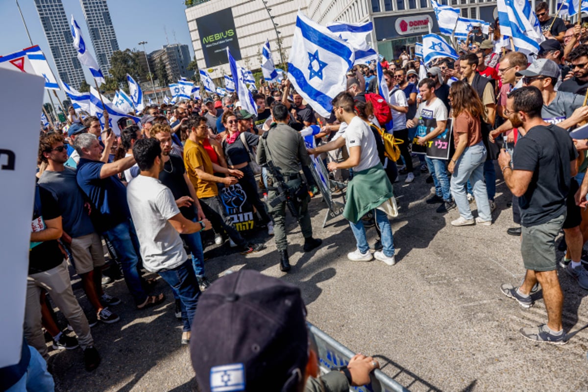 המחאה בתל אביב: רימוני הלם, פרשים ולמעלה מ-21 עצורים; נתניהו "נותן גיבוי לבן גביר"