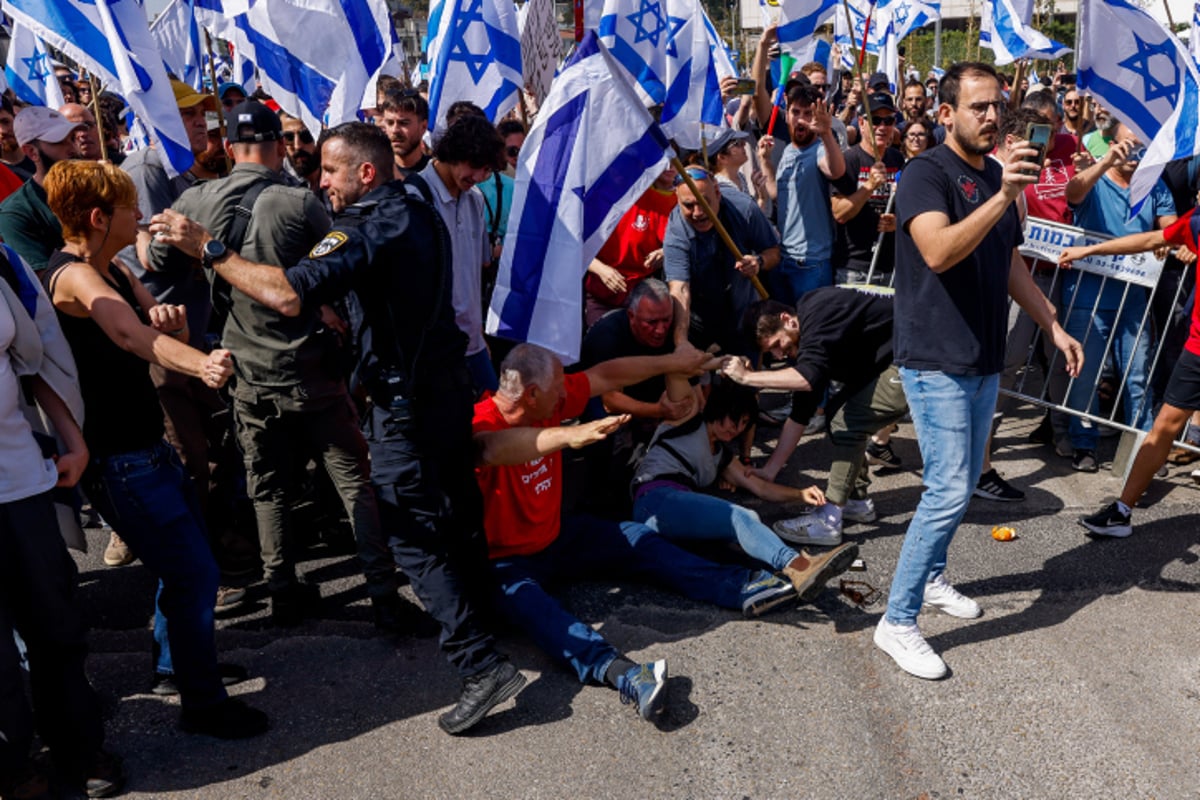 המחאה בתל אביב: רימוני הלם, פרשים ולמעלה מ-21 עצורים; נתניהו "נותן גיבוי לבן גביר"