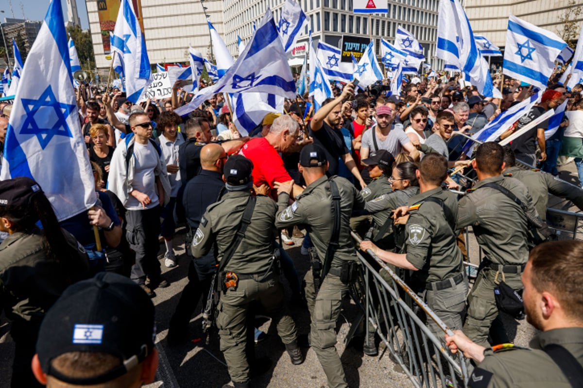 המחאה בתל אביב: רימוני הלם, פרשים ולמעלה מ-21 עצורים; נתניהו "נותן גיבוי לבן גביר"