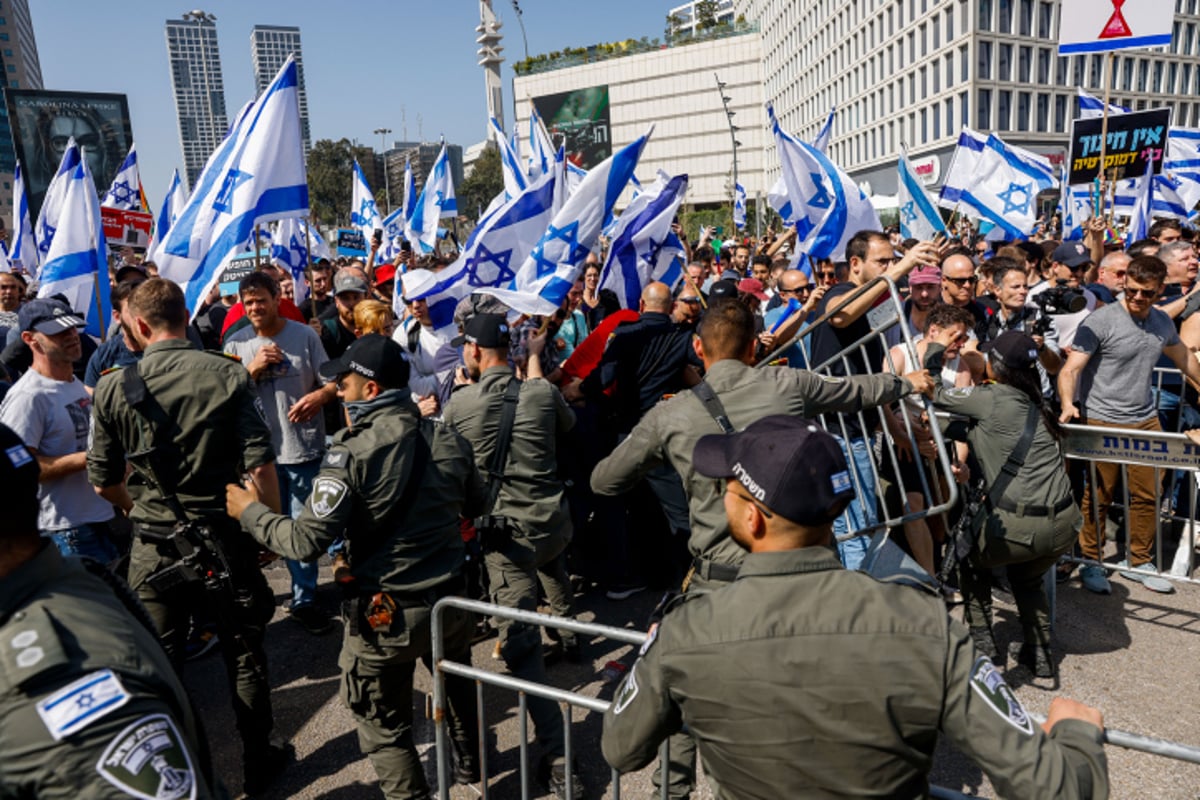 המחאה בתל אביב: רימוני הלם, פרשים ולמעלה מ-21 עצורים; נתניהו "נותן גיבוי לבן גביר"