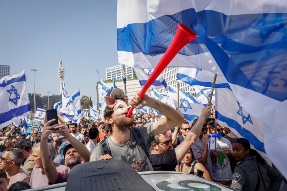 המחאה בתל אביב: רימוני הלם, פרשים ולמעלה מ-21 עצורים; נתניהו "נותן גיבוי לבן גביר"