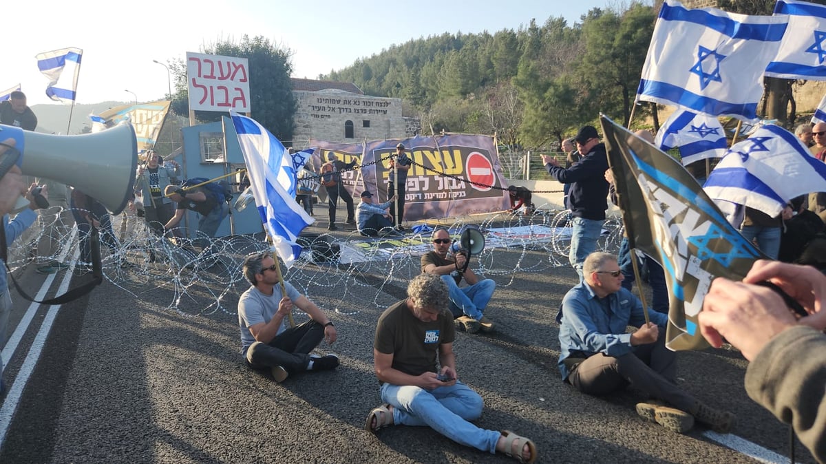 עדכוני המחאה: 16 מפגינים נעצרו; כבישים נחסמו ברחבי הארץ