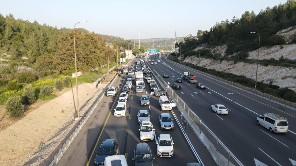 עדכוני המחאה: 16 מפגינים נעצרו; כבישים נחסמו ברחבי הארץ