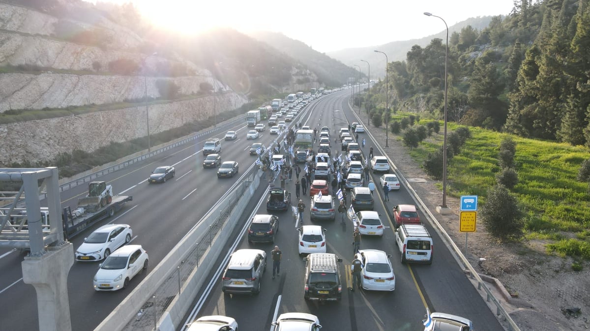 עדכוני המחאה: 16 מפגינים נעצרו; כבישים נחסמו ברחבי הארץ