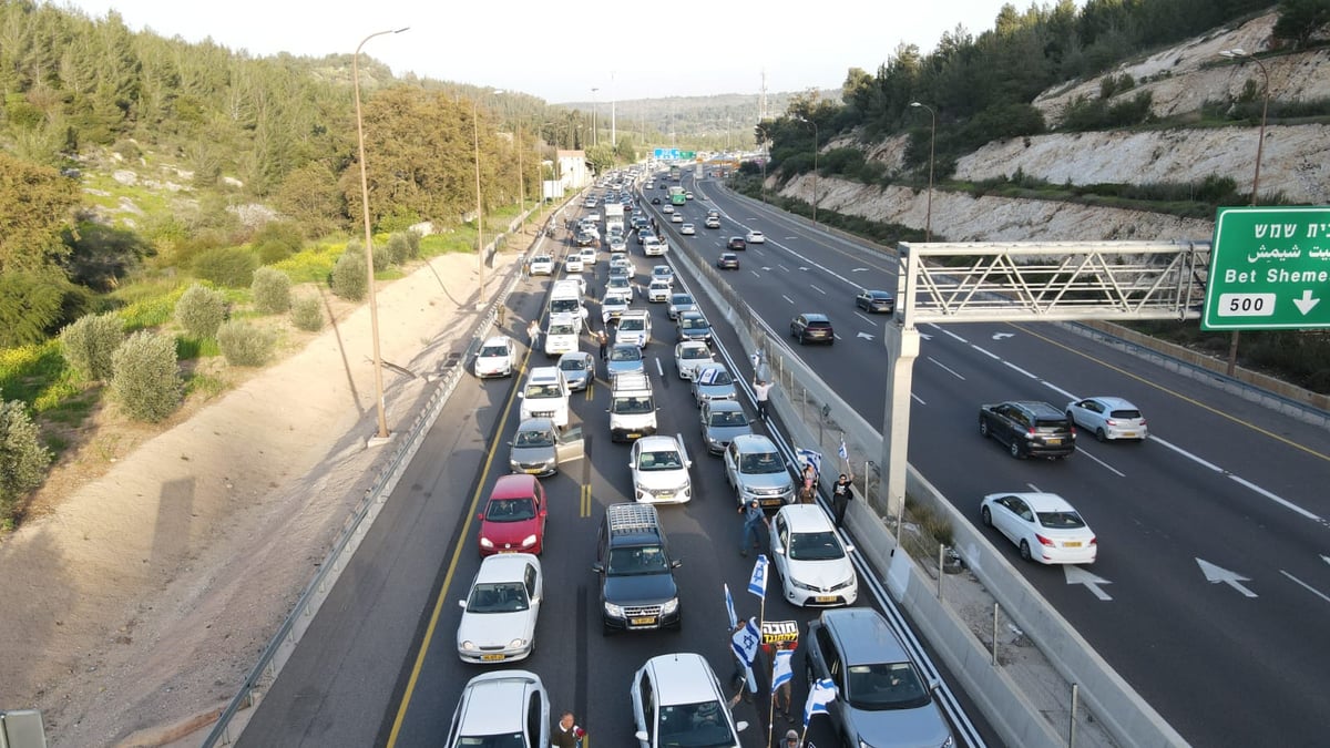 עדכוני המחאה: 16 מפגינים נעצרו; כבישים נחסמו ברחבי הארץ