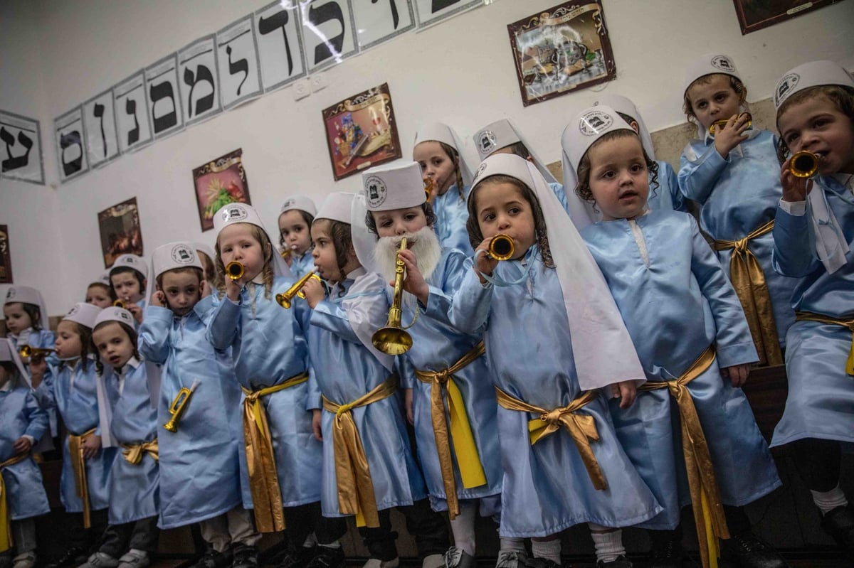 ילדי הת"ת בפינסק קרלין התחפשו ללווים במקדש | צפו