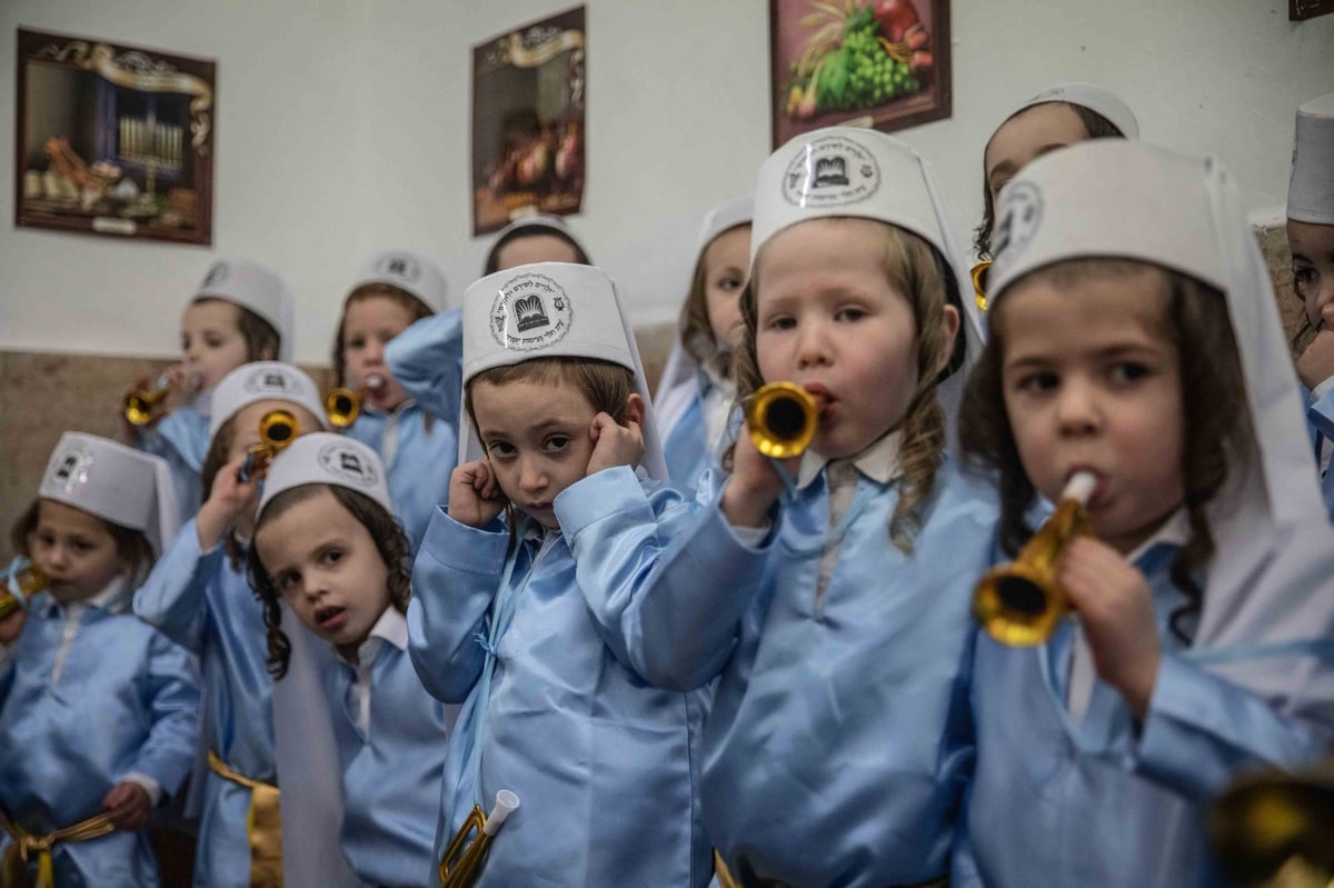 ילדי הת"ת בפינסק קרלין התחפשו ללווים במקדש | צפו