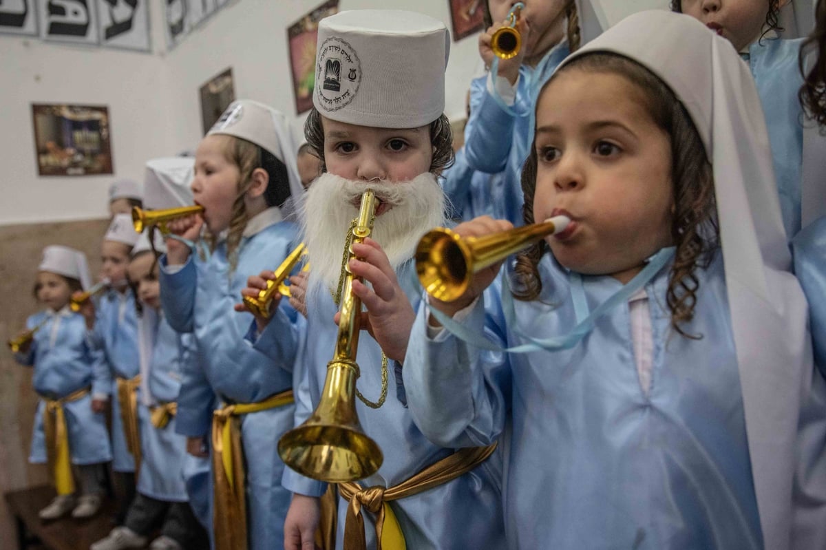 ילדי הת"ת בפינסק קרלין התחפשו ללווים במקדש | צפו