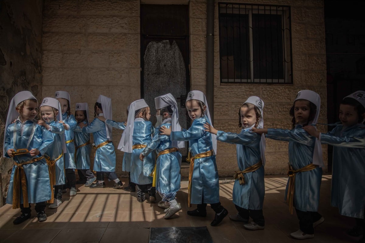 ילדי הת"ת בפינסק קרלין התחפשו ללווים במקדש | צפו