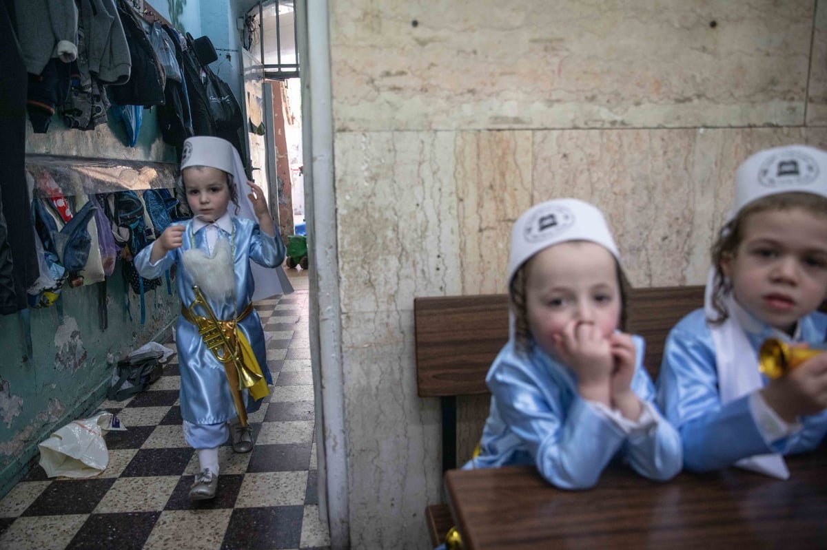 ילדי הת"ת בפינסק קרלין התחפשו ללווים במקדש | צפו