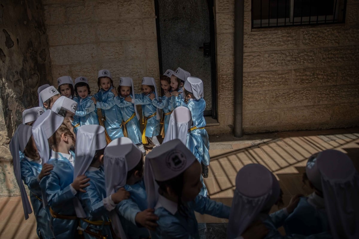 ילדי הת"ת בפינסק קרלין התחפשו ללווים במקדש | צפו