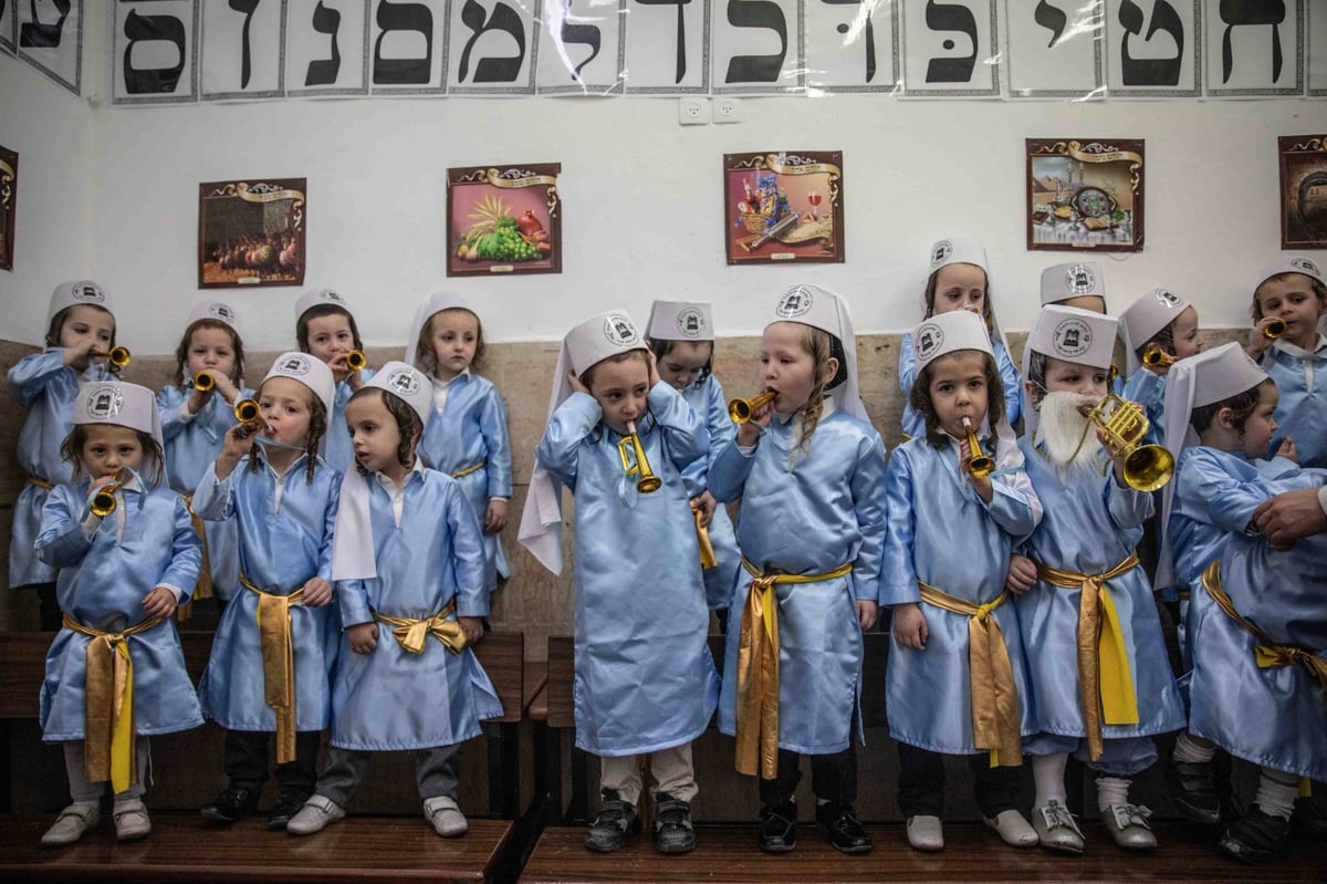 ילדי הת"ת בפינסק קרלין התחפשו ללווים במקדש | צפו