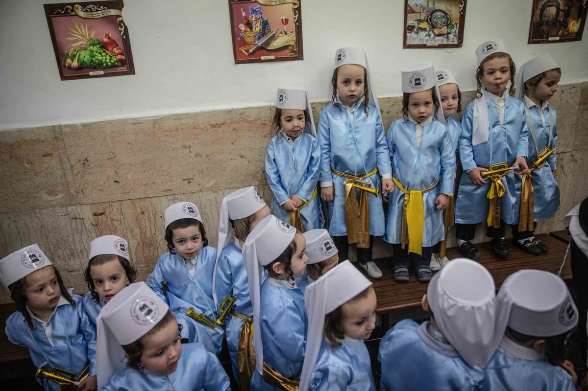 ילדי הת"ת בפינסק קרלין התחפשו ללווים במקדש | צפו