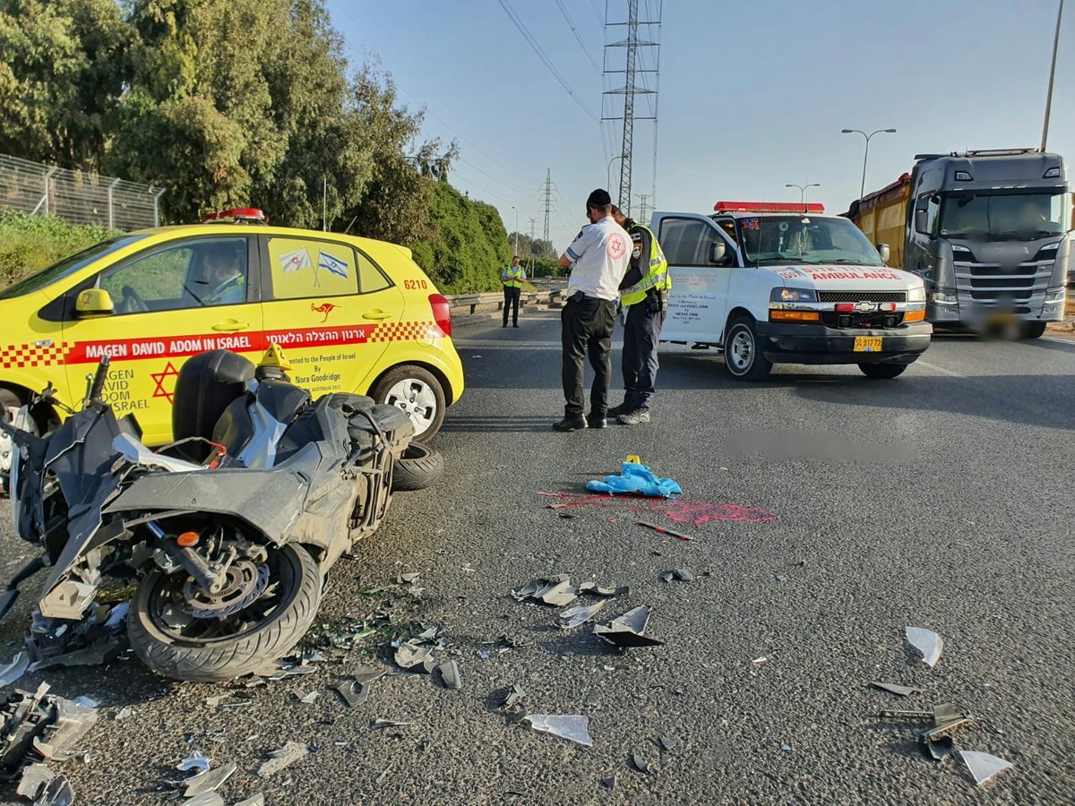 רוכב אופנוע נפגע ממשאית; פונה במצב קשה