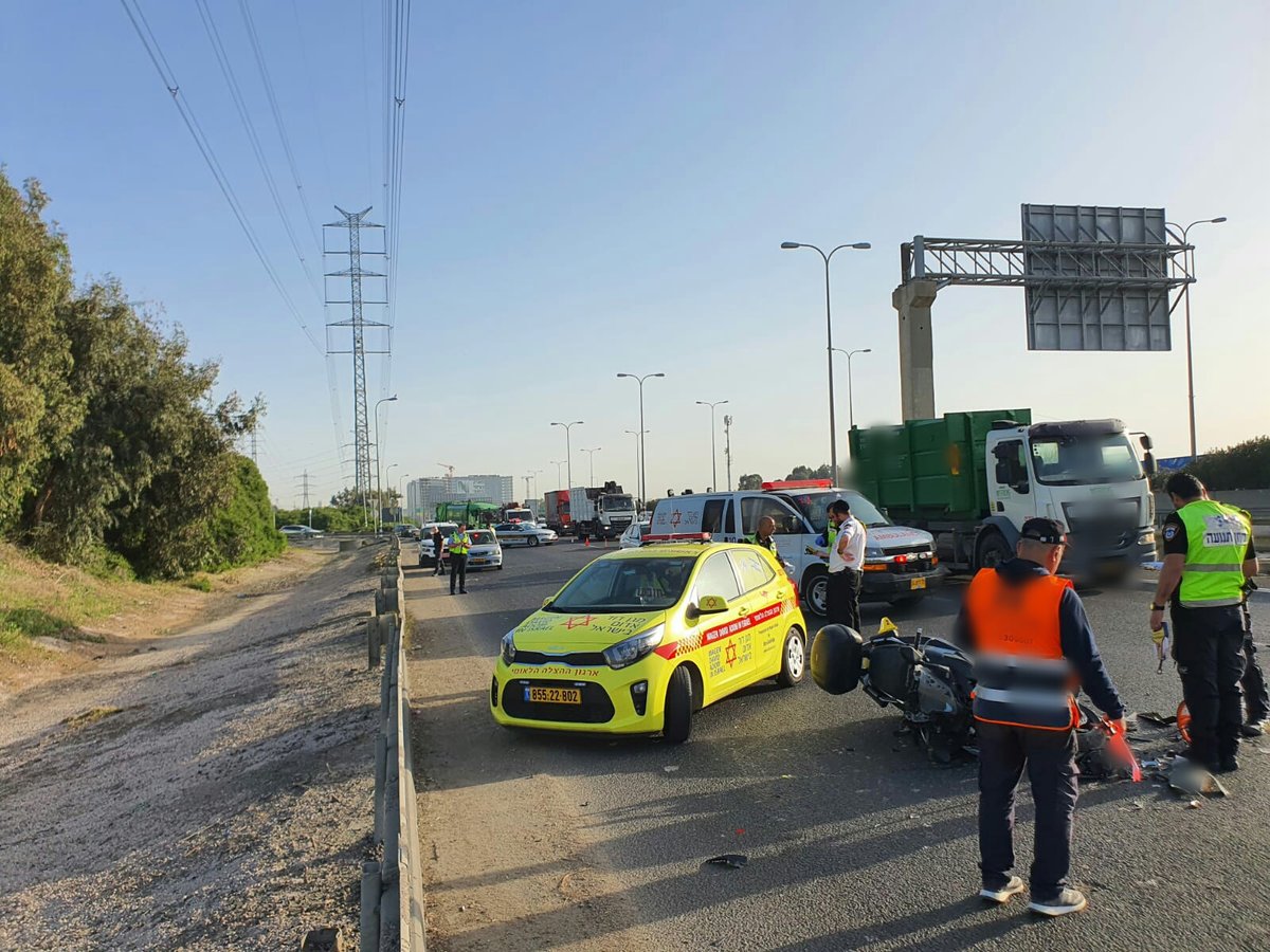 רוכב אופנוע נפגע ממשאית; פונה במצב קשה