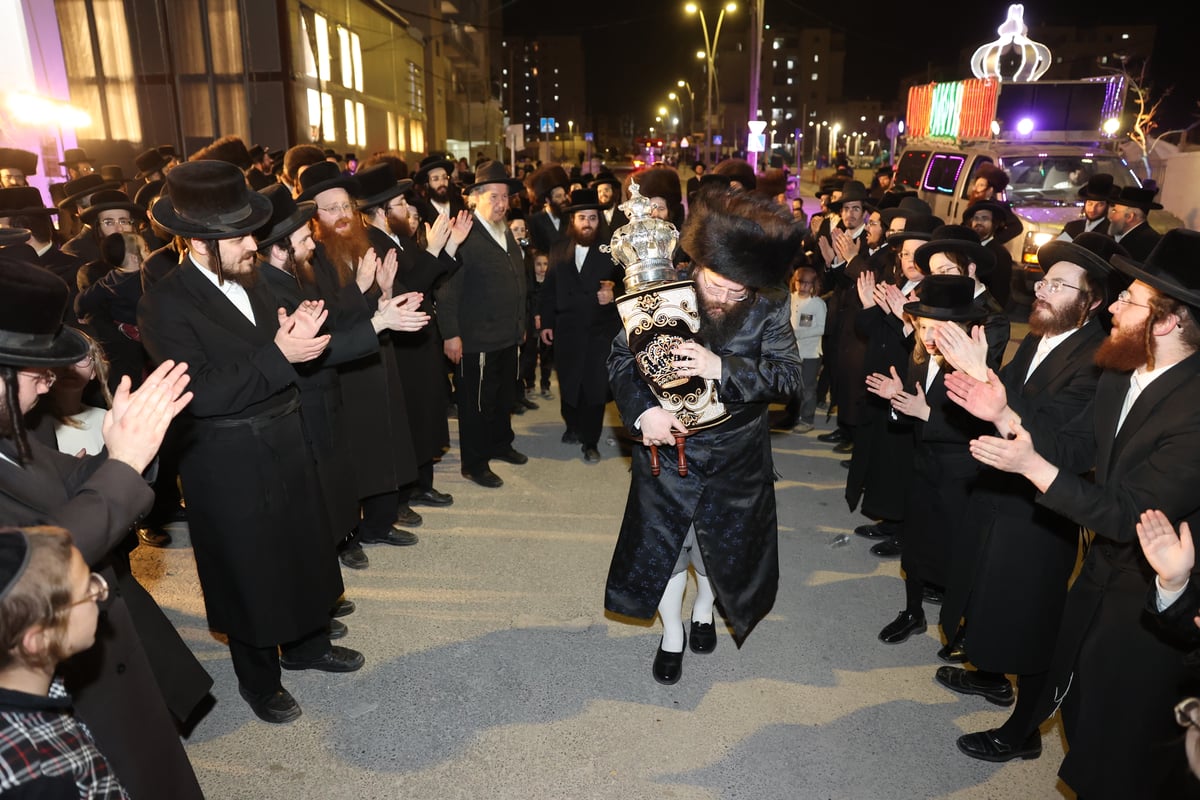 הכנסת ספר תורה לביהמ"ד 'דברי נפתלי' טשאקווא בבית שמש