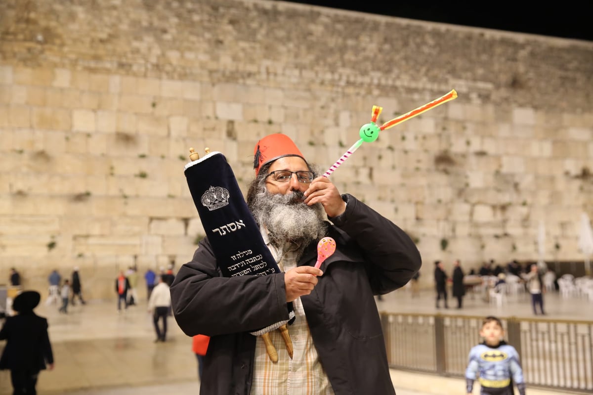 חג פורים בירושלים: קריאת מגילה ותחפושות בכותל המערבי