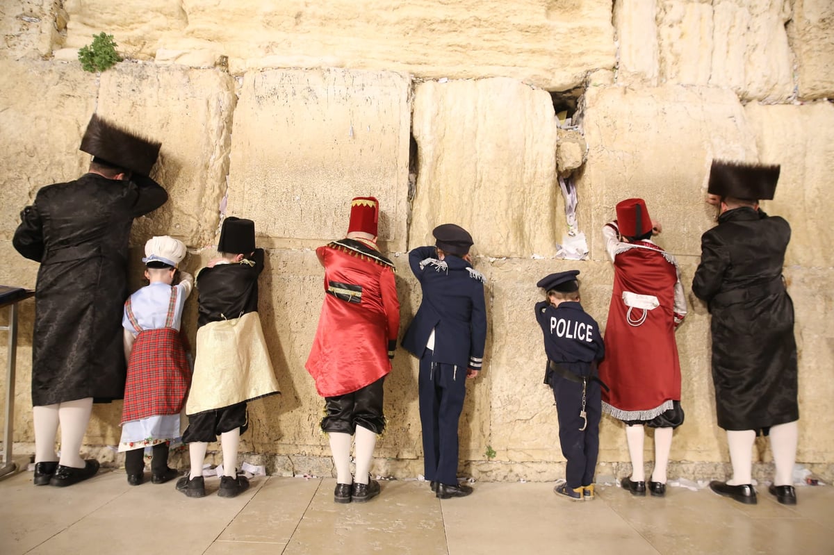 חג פורים בירושלים: קריאת מגילה ותחפושות בכותל המערבי