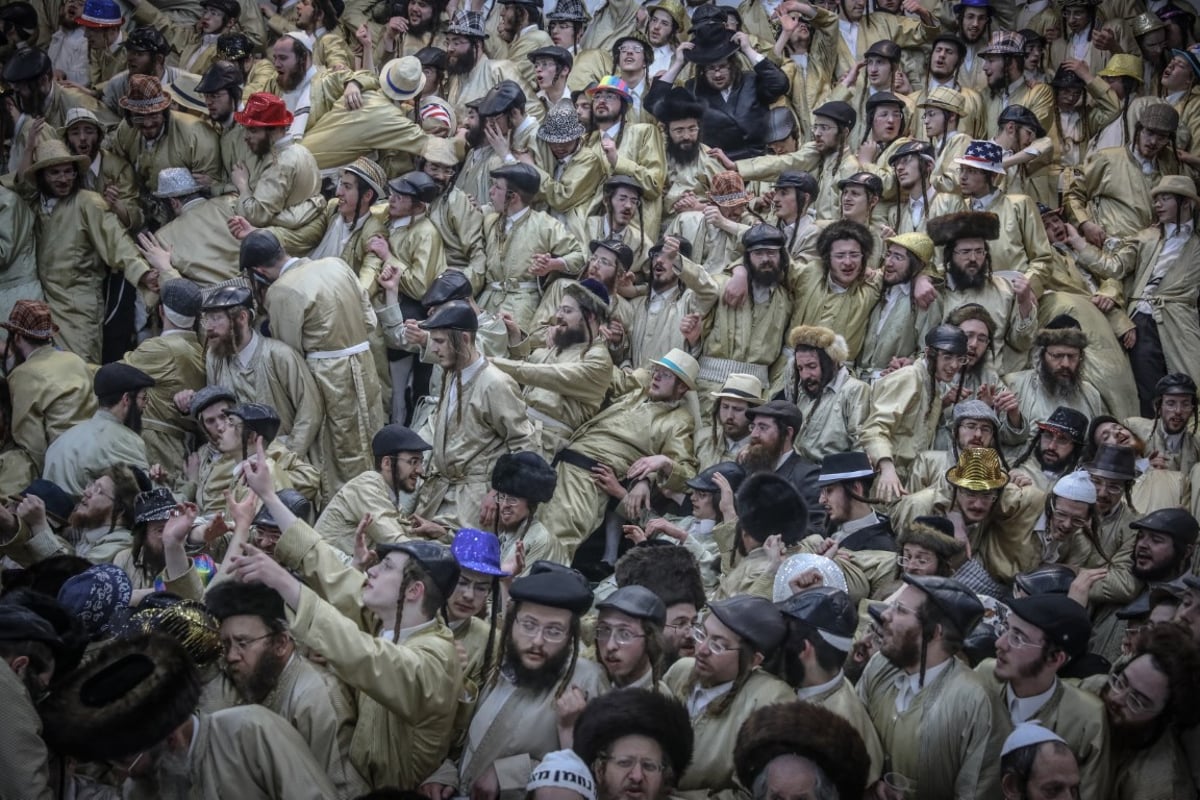 דבוקת שמחה: 21 תמונות נבחרות מפורים ברחובות ירושלים