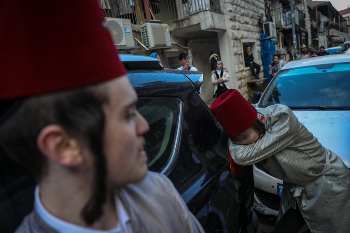 בסימטאות מאה שערים: צעירי 'המתמידים' חוגגים פורים | גלריה