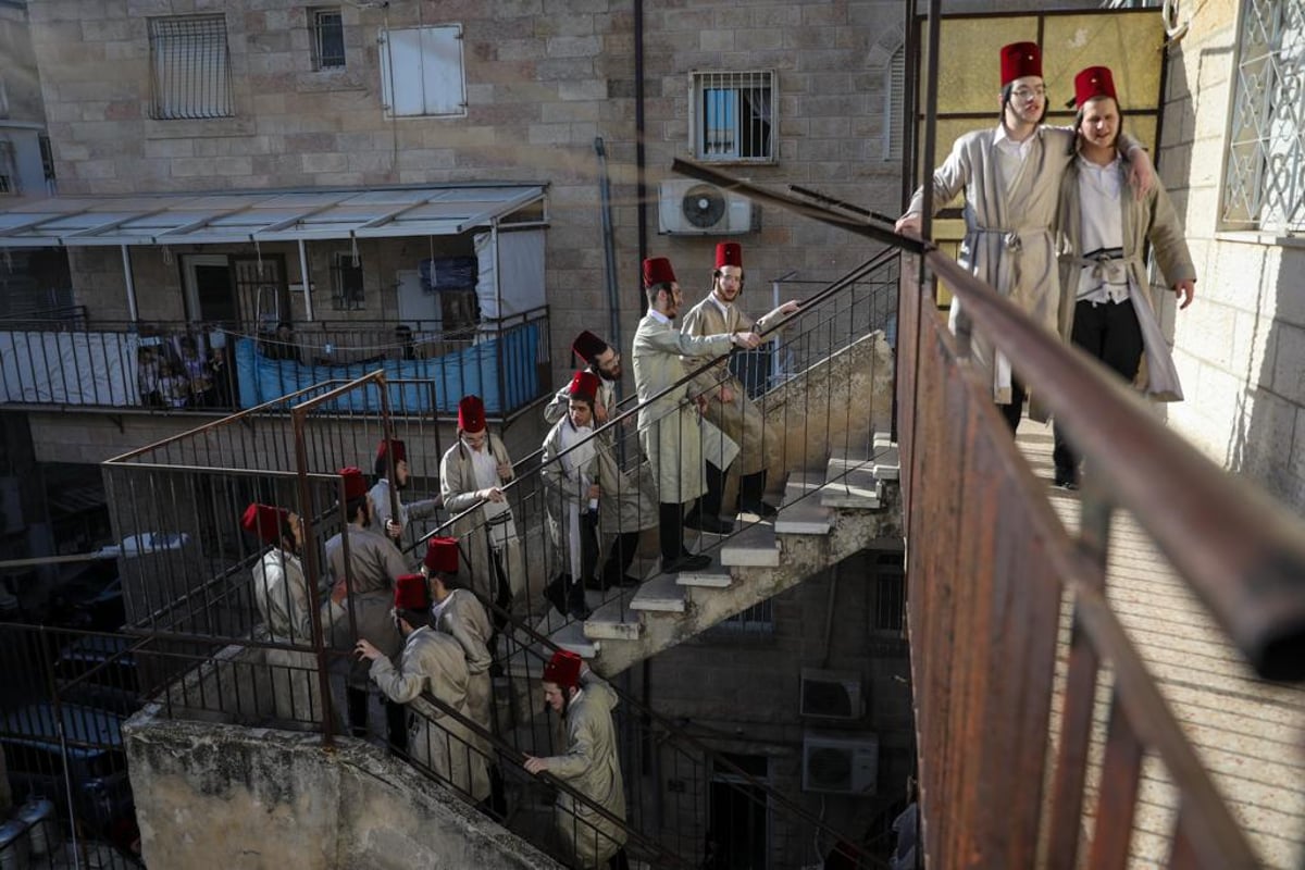 בסימטאות מאה שערים: צעירי 'המתמידים' חוגגים פורים | גלריה