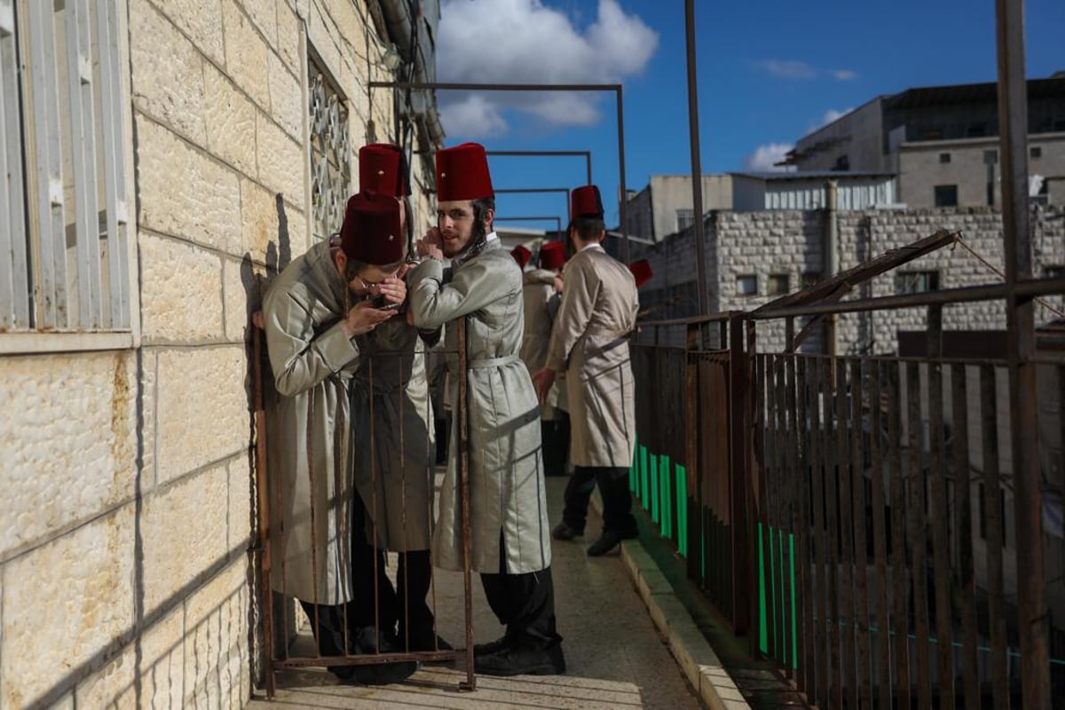 בסימטאות מאה שערים: צעירי 'המתמידים' חוגגים פורים | גלריה