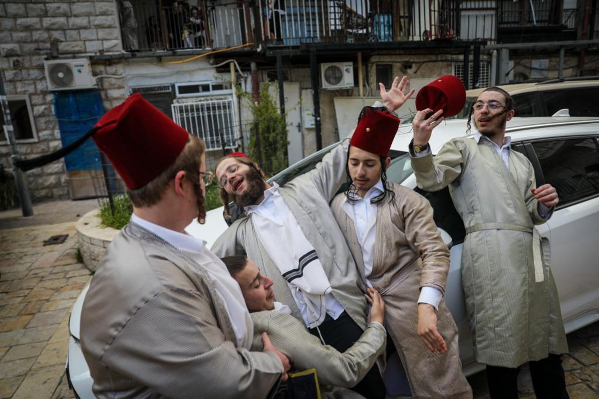 בסימטאות מאה שערים: צעירי 'המתמידים' חוגגים פורים | גלריה