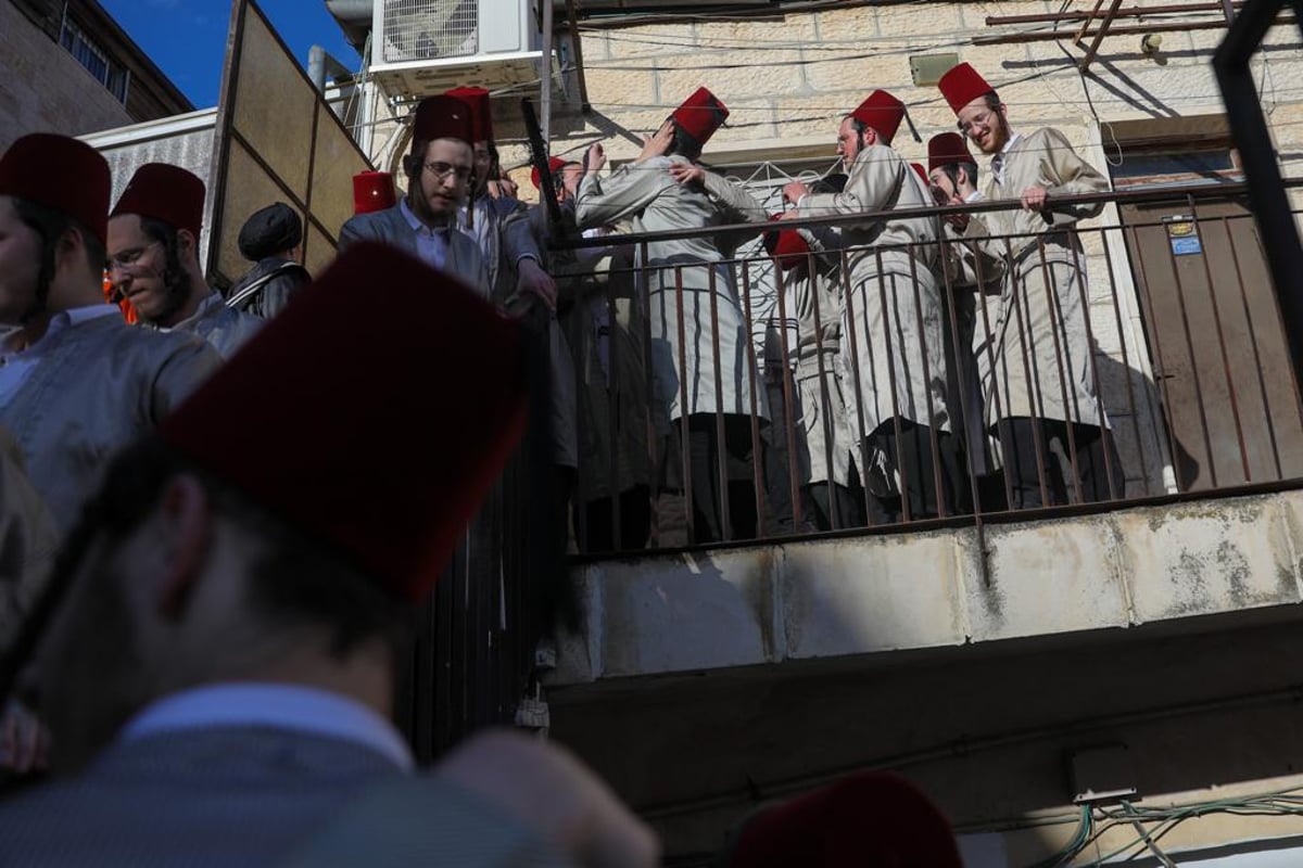 בסימטאות מאה שערים: צעירי 'המתמידים' חוגגים פורים | גלריה