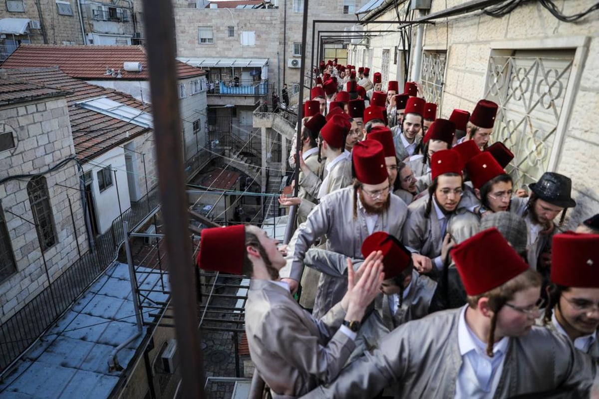 בסימטאות מאה שערים: צעירי 'המתמידים' חוגגים פורים | גלריה