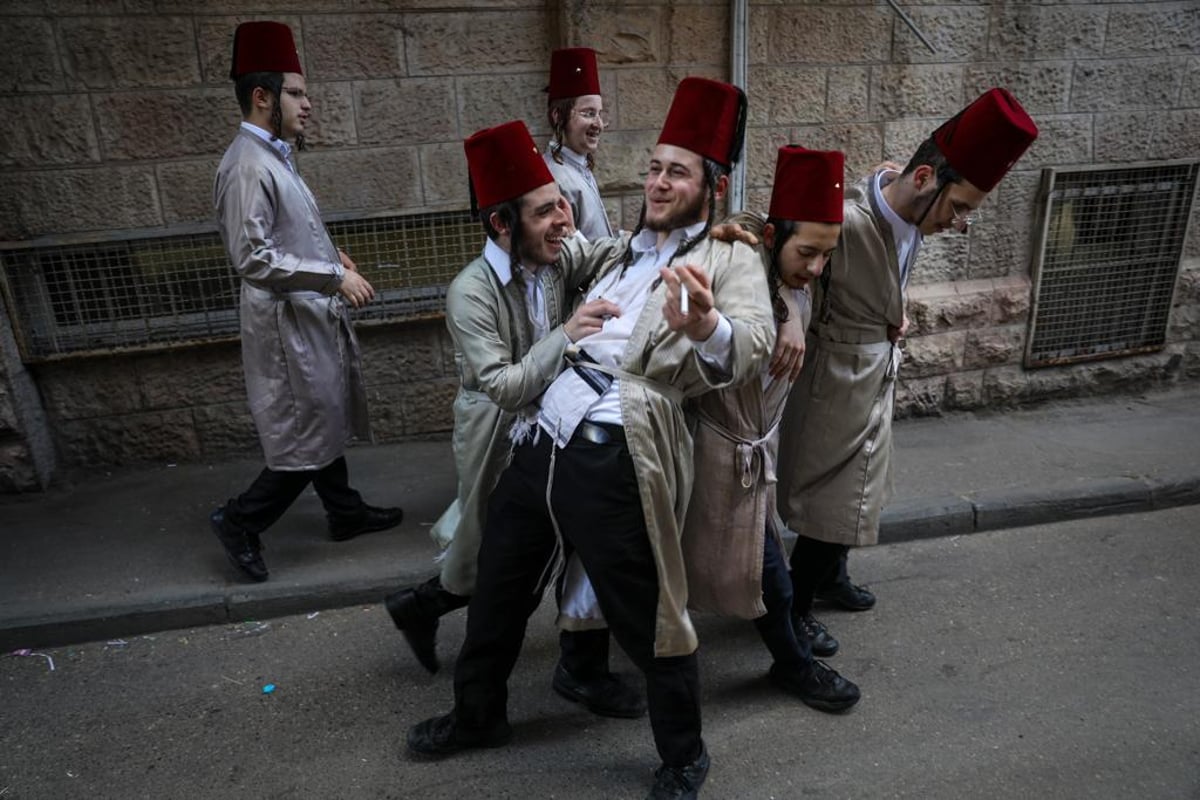 בסימטאות מאה שערים: צעירי 'המתמידים' חוגגים פורים | גלריה