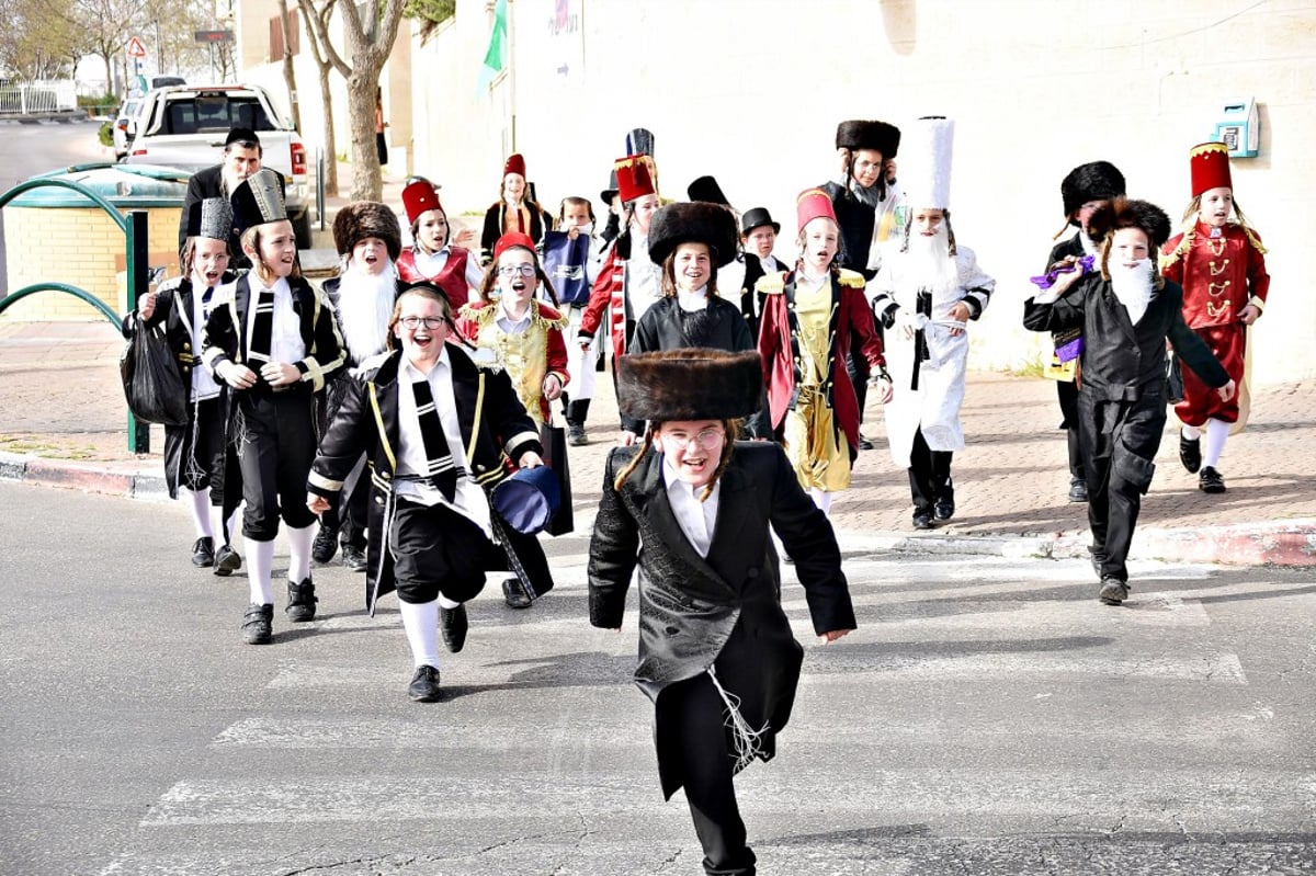 תיעוד מסכם: כך חגגו את פורים ברחובות ביתר עילית