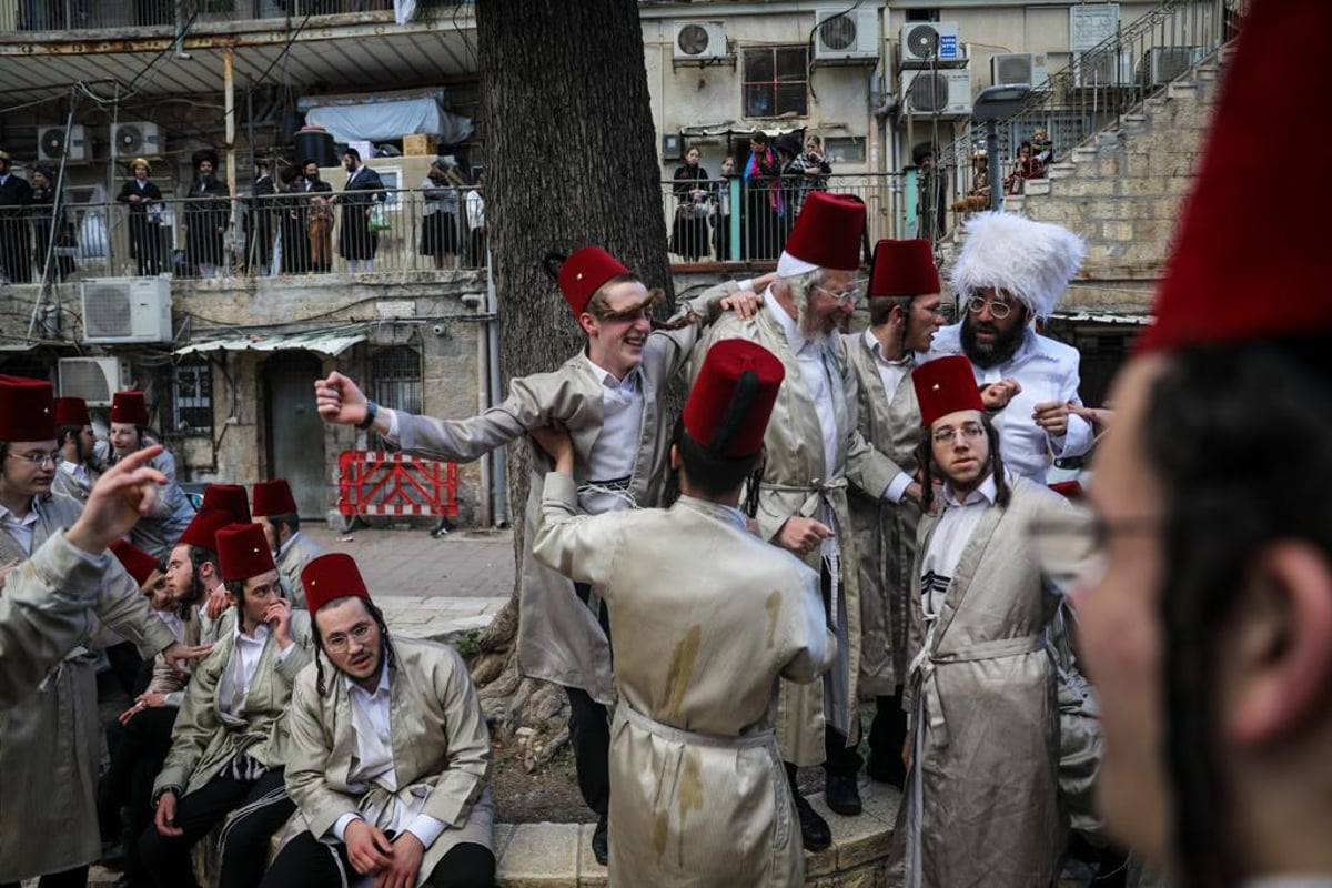 בסימטאות מאה שערים: צעירי 'המתמידים' חוגגים פורים | גלריה