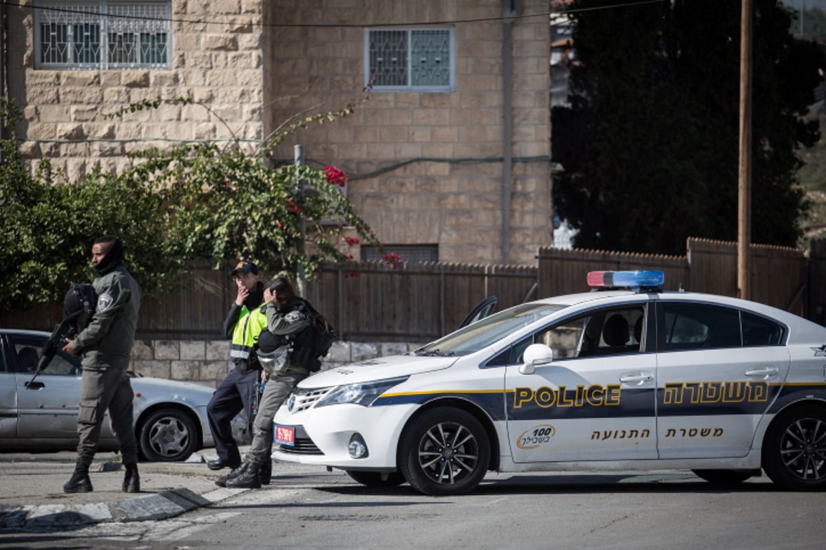 נתניה: חוגגים השתמשו בנפצים והזיקו לניידת משטרה