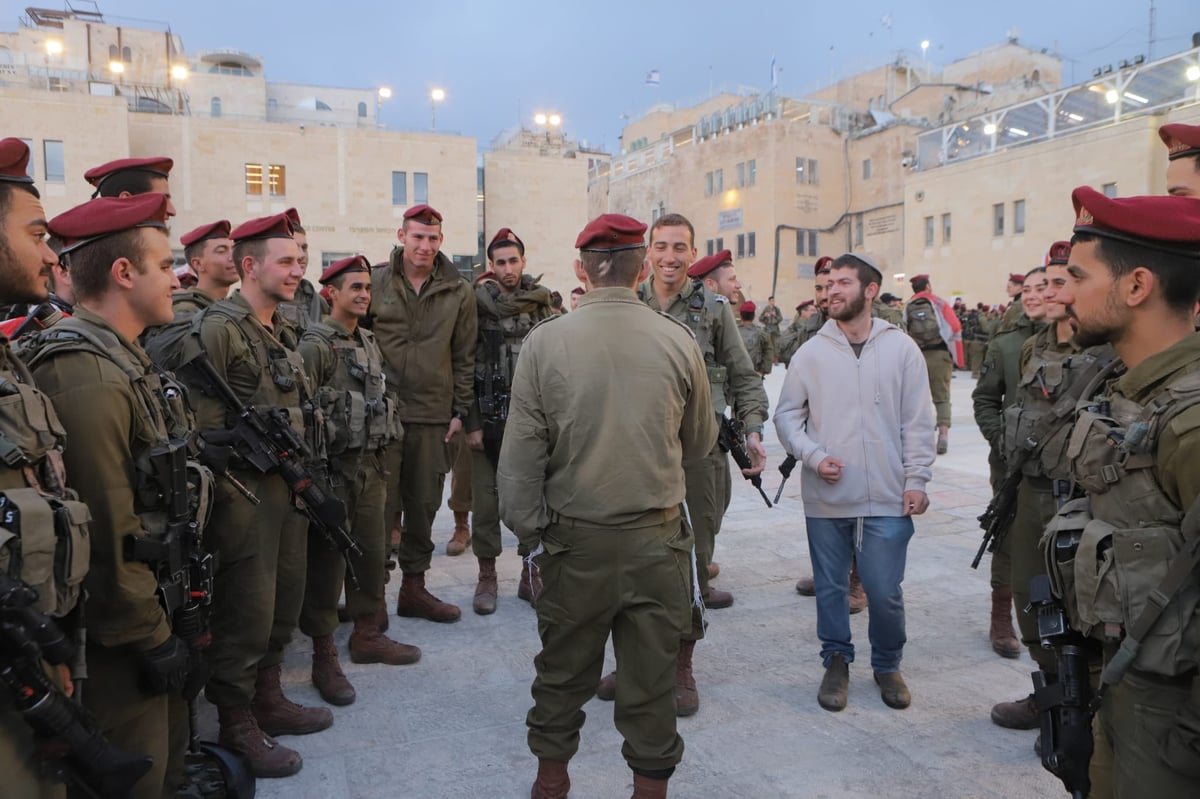 קבלת הפנים בכותל לגיבור חטיבת הצנחנים, הקצין נדב חיים בן אירית חיה וינברג שנפצע קשה בפיגוע בעיר דוד