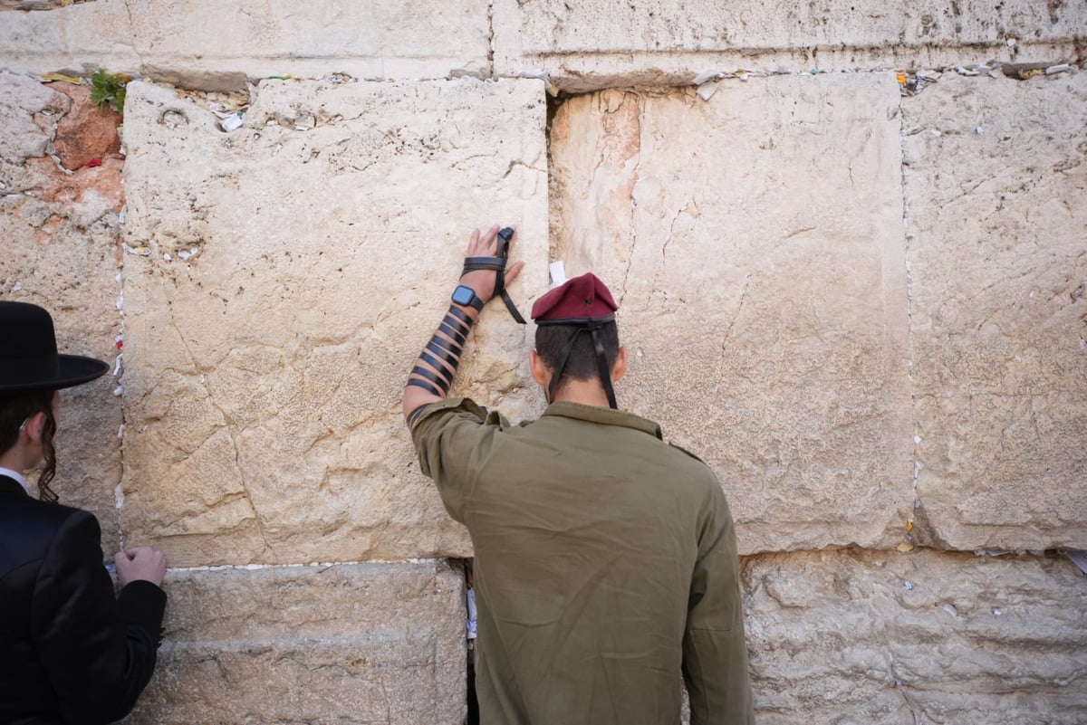 בוקר שושן פורים: אלפים והקצין שנפצע - בכותל המערבי • תיעוד