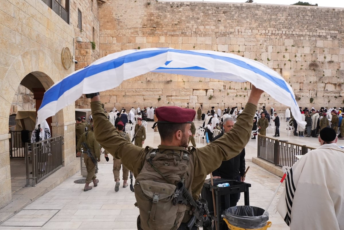 בוקר שושן פורים: אלפים והקצין שנפצע - בכותל המערבי • תיעוד