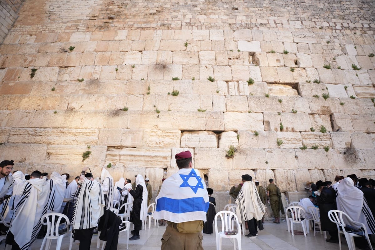 בוקר שושן פורים: אלפים והקצין שנפצע - בכותל המערבי • תיעוד