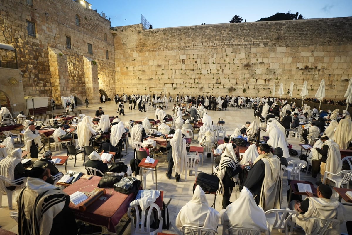 בוקר שושן פורים: אלפים והקצין שנפצע - בכותל המערבי • תיעוד