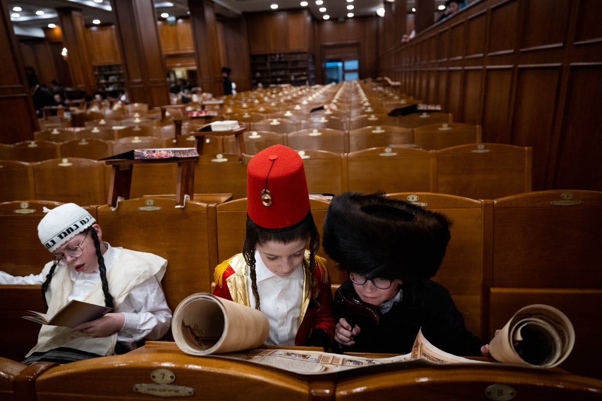 קריאת המגילה בביהמ"ד הגדול של בעלזא | תיעוד