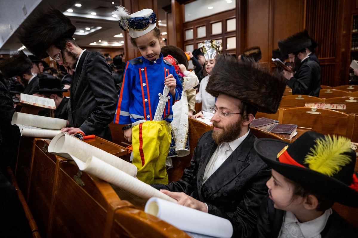 קריאת המגילה בביהמ"ד הגדול של בעלזא | תיעוד