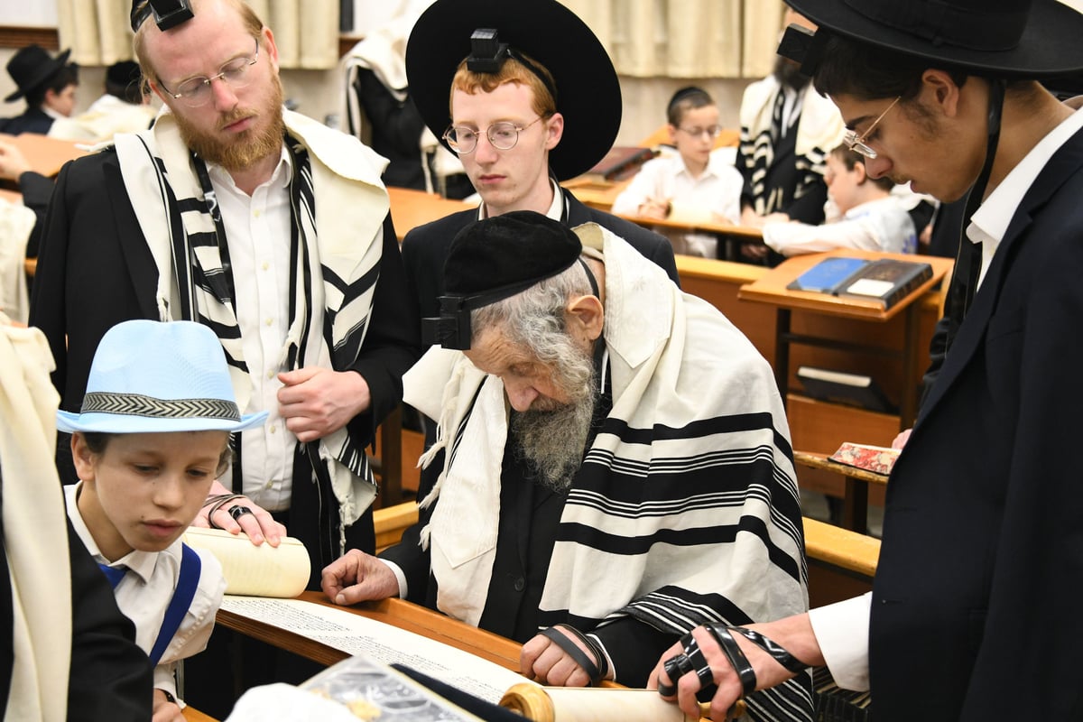 ימי הפורים במעונו של הגאון רבי דב לנדו | צפו