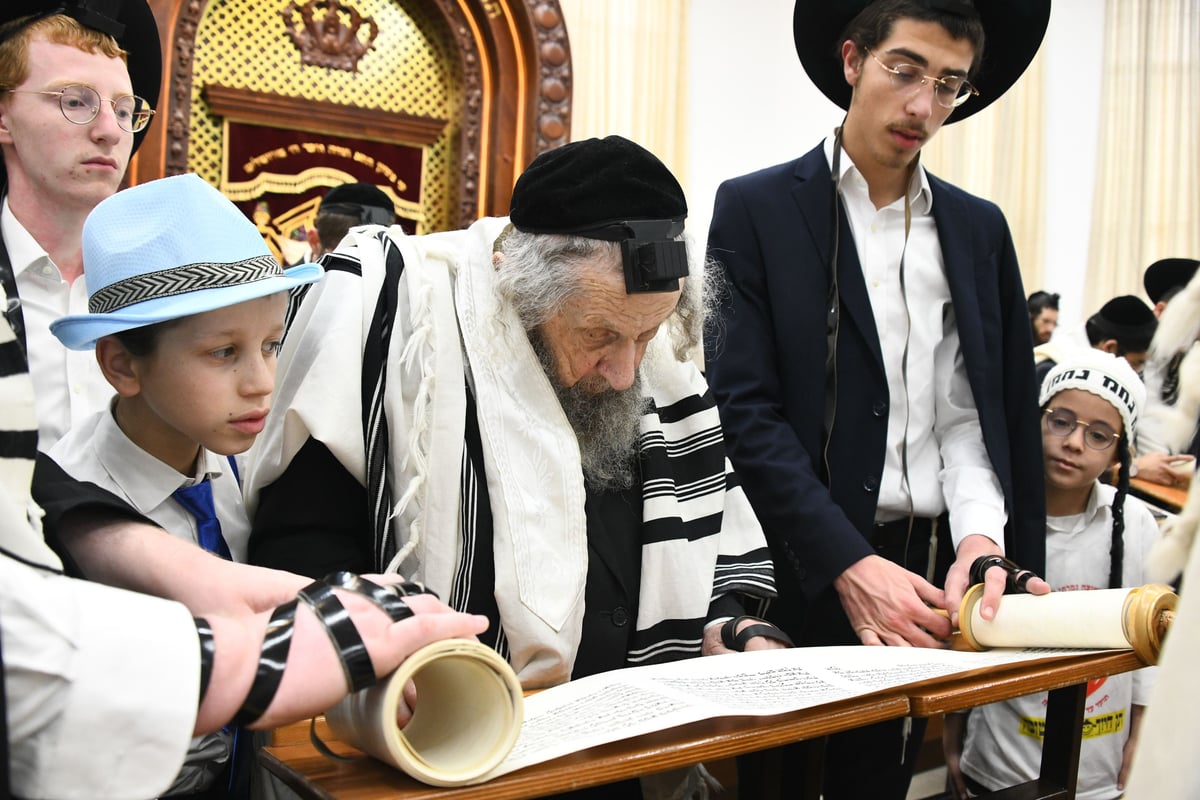 ימי הפורים במעונו של הגאון רבי דב לנדו | צפו