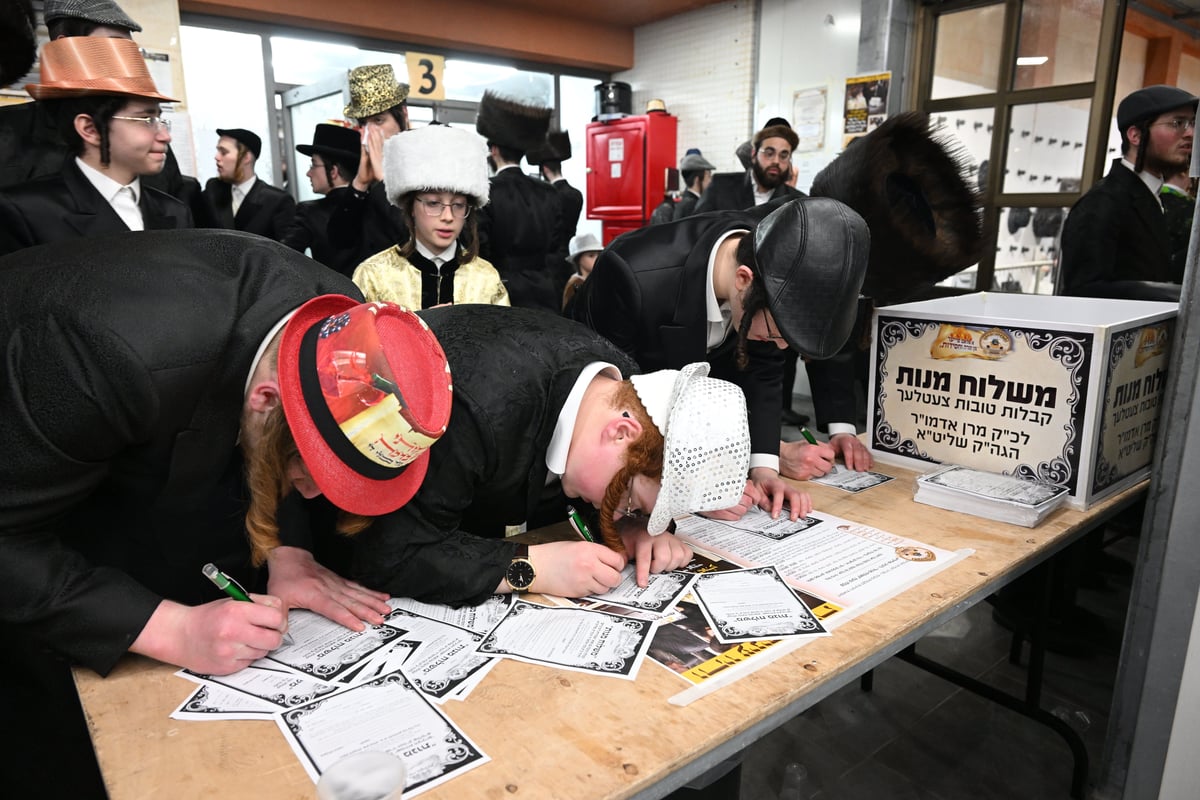 'גילופין טיש' ו'פורים שפיל' | חג הפורים בחסידות צאנז • צפו