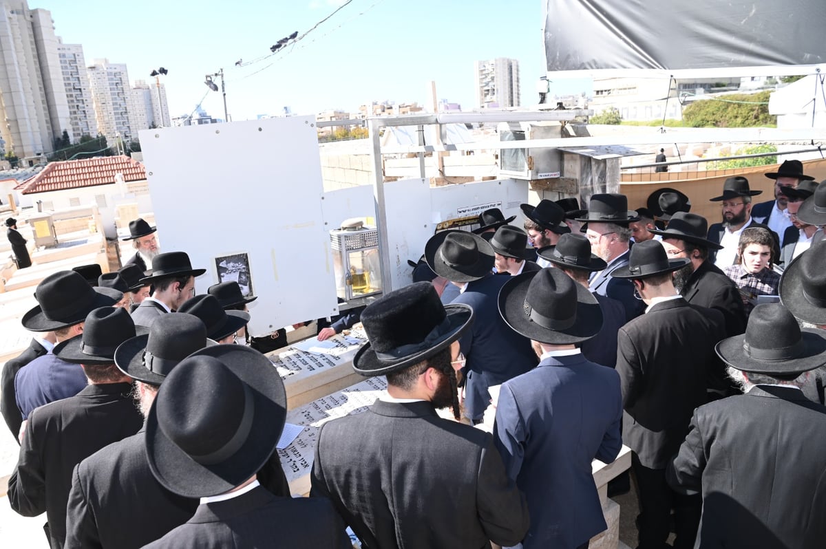 שנה ללא שר התורה זצ"ל: אלפים עלו לציונו | תיעוד