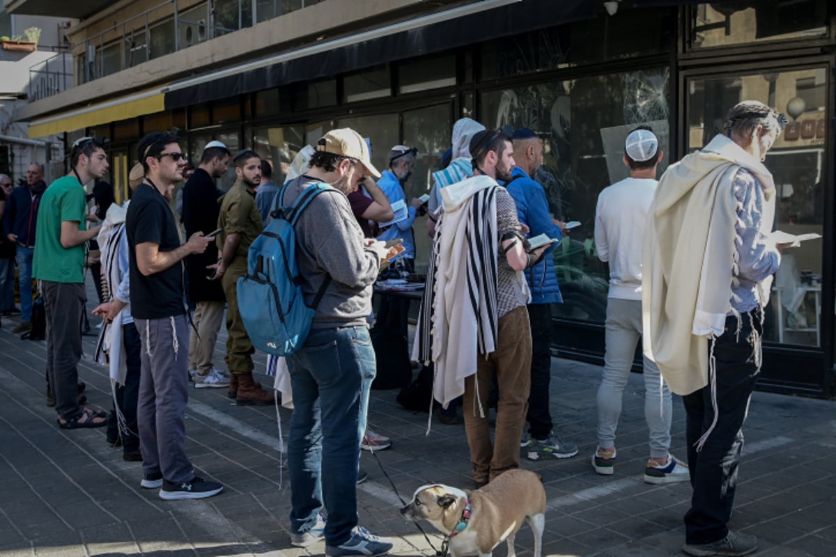 תמונות מרגשות: מתפללים שחרית בזירת הפיגוע בדיזנגוף 