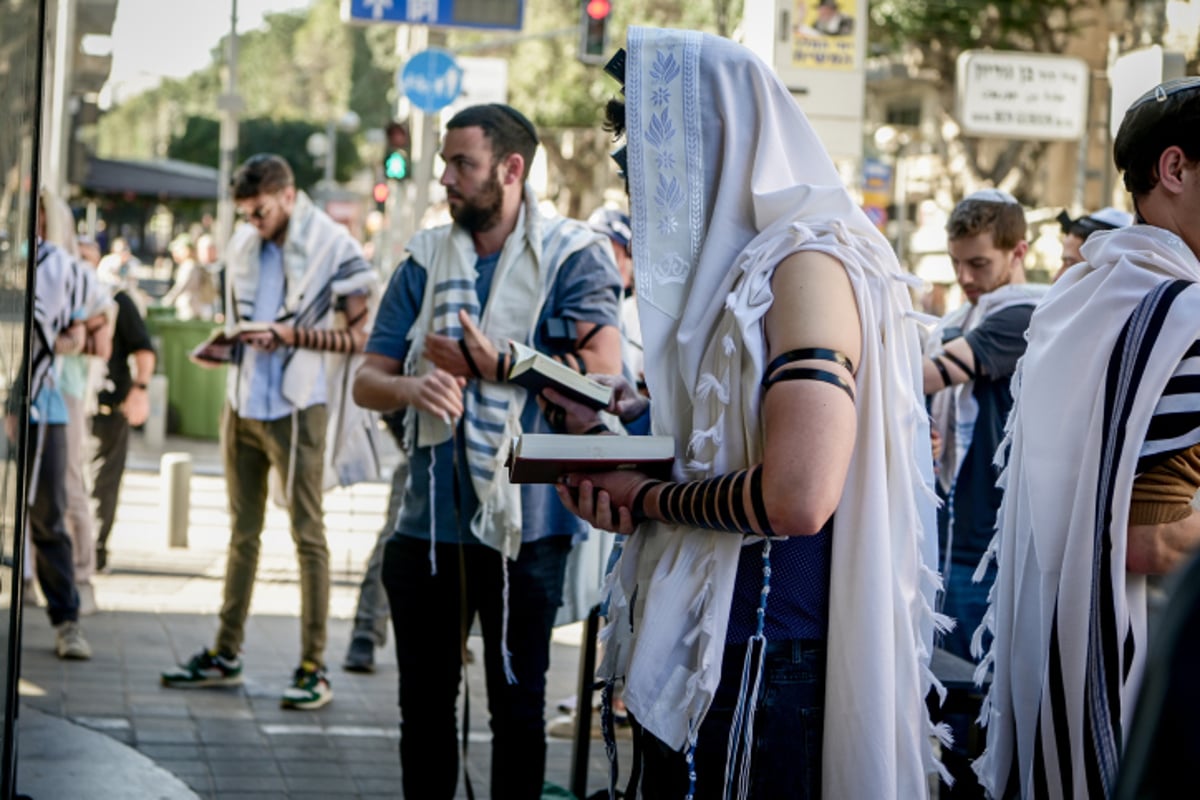 תמונות מרגשות: מתפללים שחרית בזירת הפיגוע בדיזנגוף 