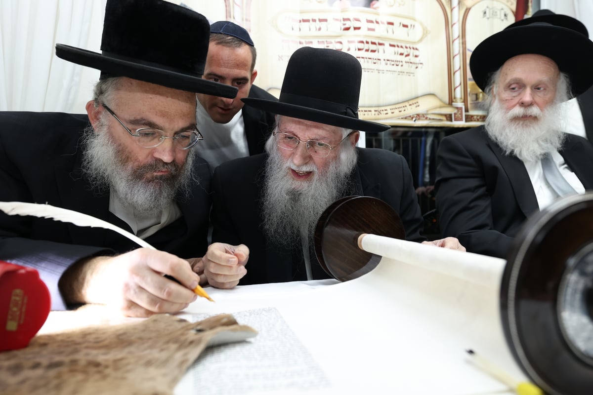 ב"אוצר התורה" חגגו בהכנסת ספר תורה לעילוי נשמת מרן שר התורה | צפו