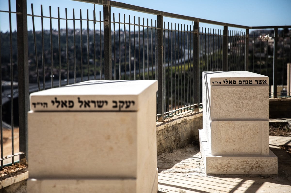 תיעוד דומע: הקמת המצבות של שני האחים פאלי הי"ד