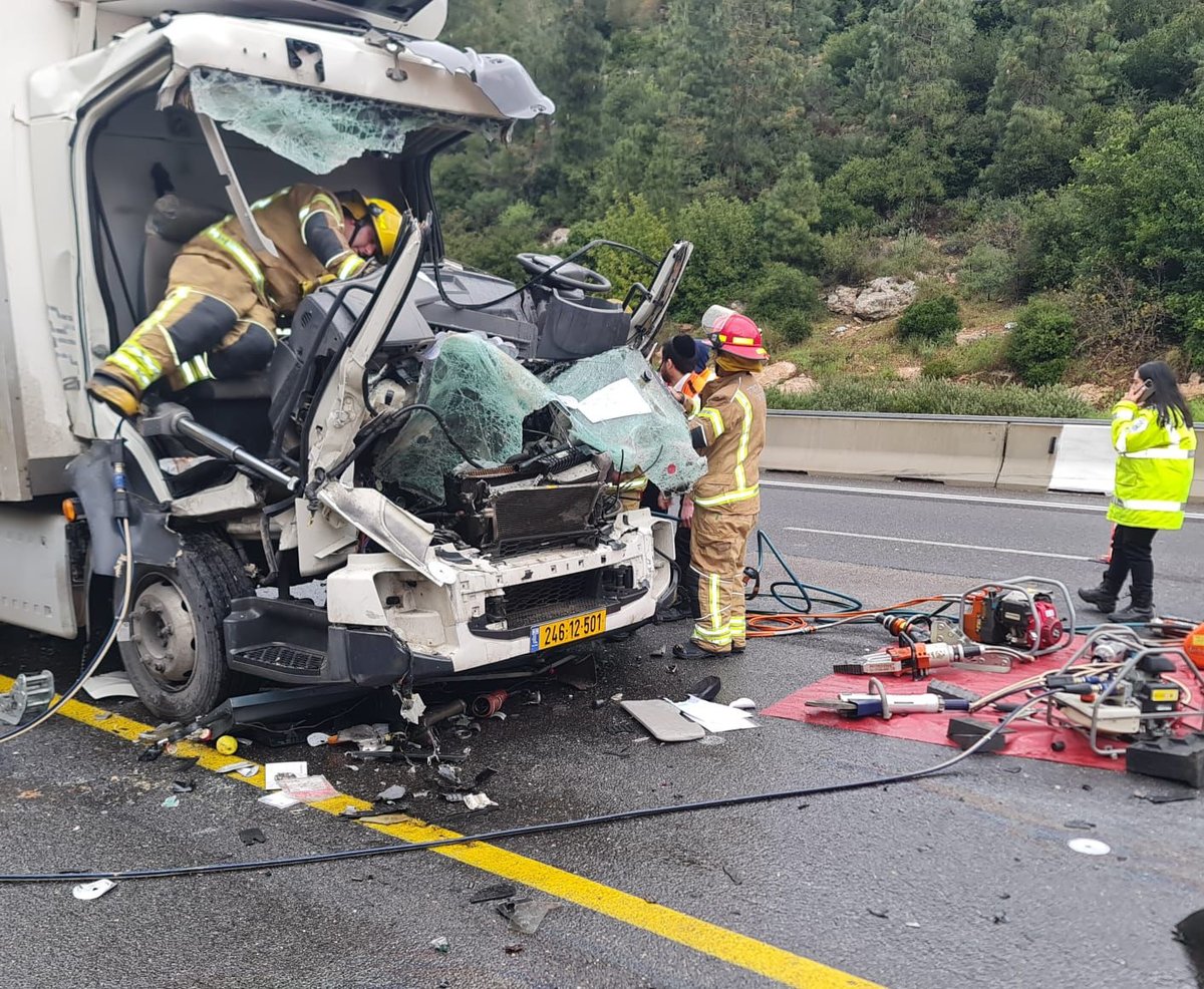 בוקר פקוק לכיוון ירושלים: תאונה בין שתי משאיות; נהג נלכד