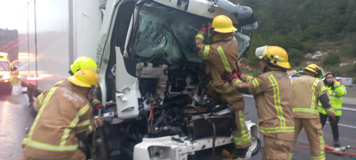 בוקר פקוק לכיוון ירושלים: תאונה בין שתי משאיות; נהג נלכד